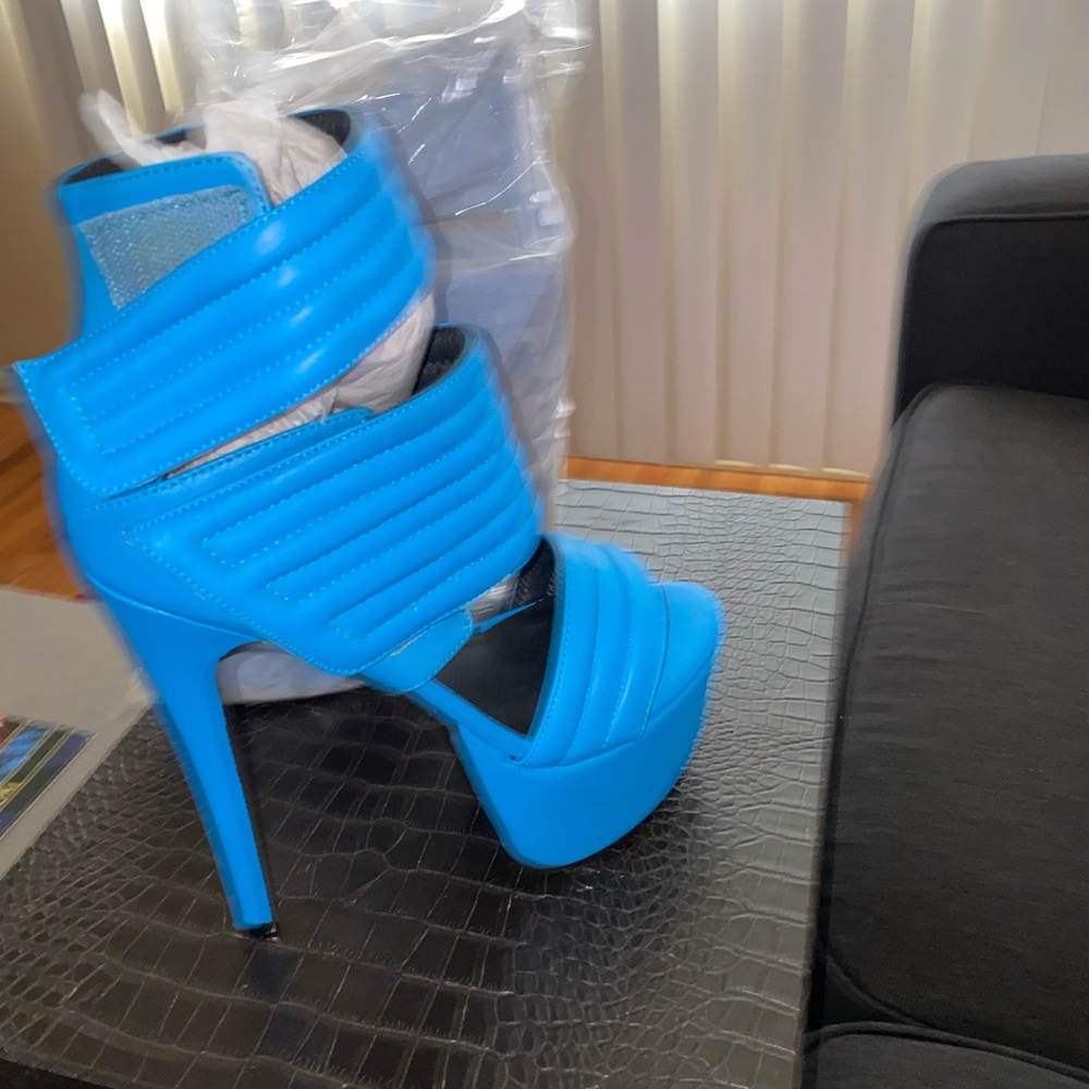 Heels - Picture 4 of 4